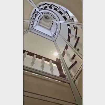 Lift Semi-Circular yang Menghemat Ruang.